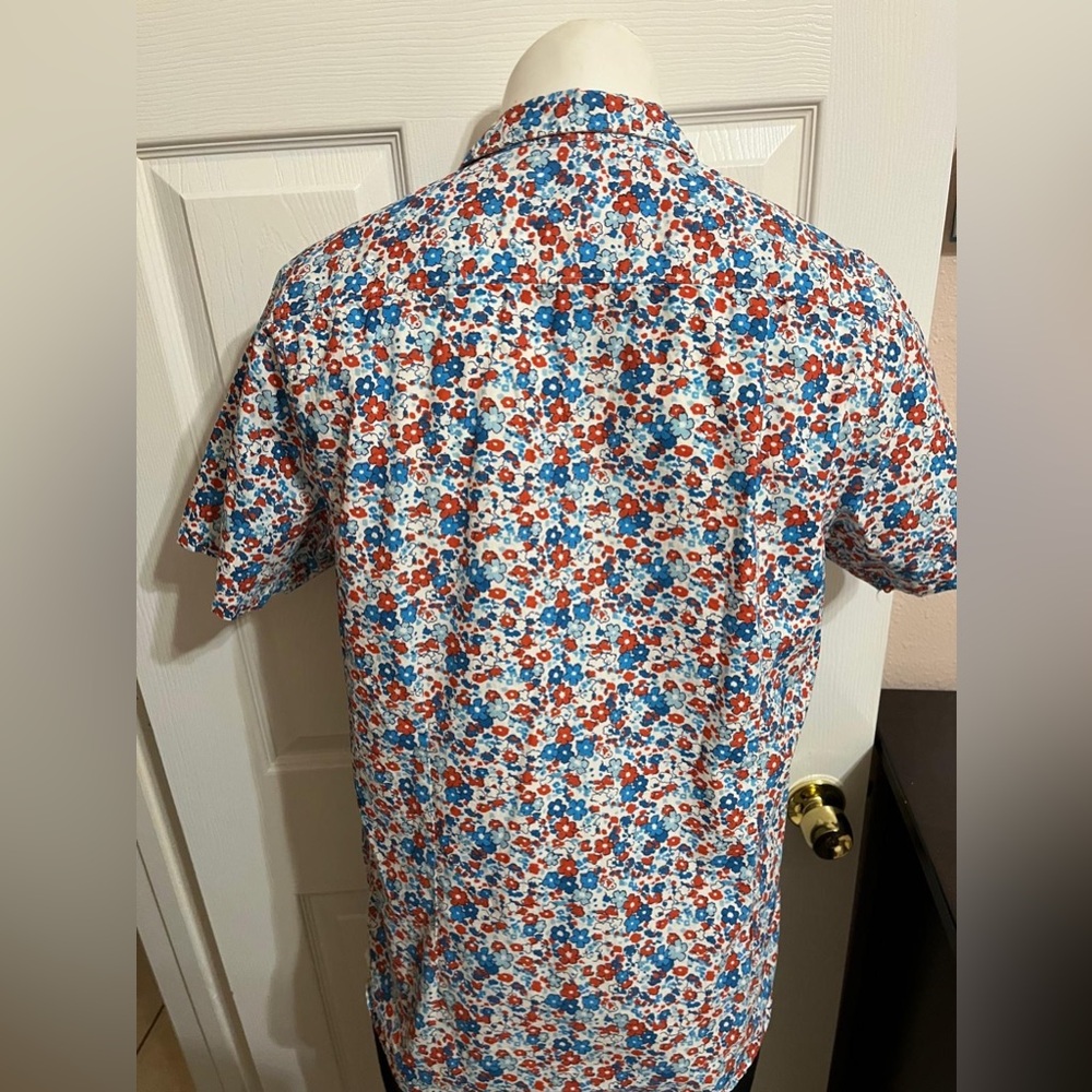 (10) Across the Pond Blue and red floral short sleeve button up shirt - Picture 14 of 16